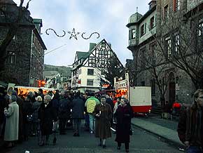 Weihnachtsmarkt Oberwesel, Rhein, 13. Dez. 1998 (rechts Rathaus, im Hintergrund Kreissparkasse), Foto 5  Wilhelm Hermann, Oberwesel