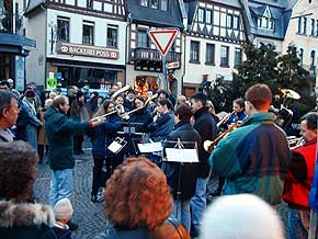 Das Blasorchester der Kolpingsfamilie Oberwesel spielt Weihnachtslieder beim Weihnachtsmarkt Oberwesel, Rhein, 13. Dez. 1998, Foto 28  Wilhelm Hermann, Oberwesel