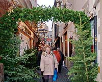Weihnachtsmarkt Rüdesheim, Eingang zur Drosselgasse von der Rheinstraße aus, Bild 01, © Wilhelm Hermann, 29. November 1998