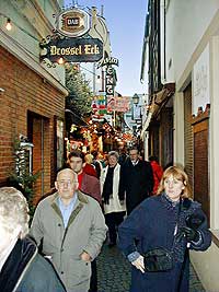 Weihnachtsmarkt Rüdesheim, Drosselgasse, Drosseleck, Bild 02, © Wilhelm Hermann, 29. November 1998