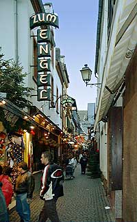 Weihnachtsmarkt Rüdesheim, Drosselgasse, Zum Engel, Bild 03, © Wilhelm Hermann, 29. November 1998