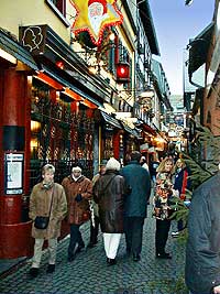 Weihnachtsmarkt Rüdesheim, Drosselgasse, Bei Hannelore, Bild 04, © Wilhelm Hermann, 29. November 1998