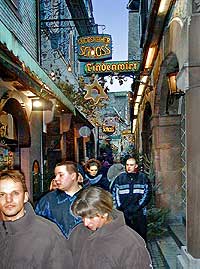 Weihnachtsmarkt Rüdesheim, Drosselgasse, Rüdesheimer Schloß und Lindenwirt, Bild 07, © Wilhelm Hermann, 29. November 1998