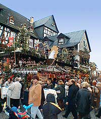 Weihnachtsmarkt Rüdesheim, Oberstraße / Ecke Drosselgasse, Winzerkeller, Haus der 1000 Lichter, Bild 13, © Wilhelm Hermann, 29. November 1998