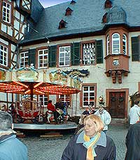 Weihnachtsmarkt Rdesheim, Oberstrae, Brmserhof mit Siegfrieds Mechanischem Musikkabinett, Bild 14,  Wilhelm Hermann, 29. November 1998