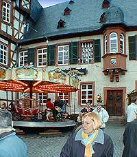 Weihnachtsmarkt R�desheim, Oberstra�e, Br�mserhof mit Siegfrieds Mechanischem Musikkabinett, Bild 14, � Wilhelm Hermann, 29. November 1998