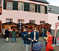 Weihnachtsmarkt Rdesheim, Oberstrae, Brmserhof mit Siegfrieds Mechanischem Musikkabinett, Bild 15,  Wilhelm Hermann, 29. November 1998
