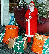 Weihnachtsmarkt Rüdesheim, Der Weihnachtsmann in der Oberstraße verkaufte Wundertüten, Bild 18, © Wilhelm Hermann, 29. November 1998