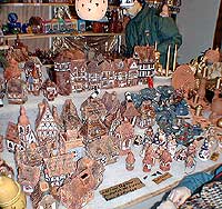 Weihnachtsmarkt Rdesheim, Verkaufsstand Keramikhuser auf dem Marktplatz, Bild 40,  Wilhelm Hermann, 29. November 1998