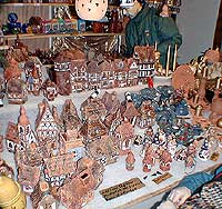 Weihnachtsmarkt Rüdesheim, Verkaufsstand Keramikhäuser auf dem Marktplatz, Bild 40, © Wilhelm Hermann, 29. November 1998