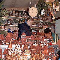 Weihnachtsmarkt Rdesheim, Verkaufsstand Keramikhuser auf dem Marktplatz, Bild 41,  Wilhelm Hermann, 29. November 1998