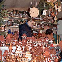 Weihnachtsmarkt Rüdesheim, Verkaufsstand Keramikhäuser auf dem Marktplatz, Bild 41, © Wilhelm Hermann, 29. November 1998