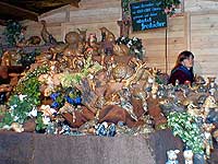 Weihnachtsmarkt Rdesheim, Verkaufsstand Keramikfiguren auf  dem Marktplatz, Bild 42,  Wilhelm Hermann, 29. November 1998