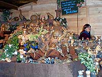 Weihnachtsmarkt Rüdesheim, Verkaufsstand Keramikfiguren auf dem Marktplatz, Bild 42, © Wilhelm Hermann, 29. November 1998