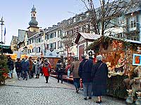 Weihnachtsmarkt Rdesheim, Marktplatz, im Hintergrund St.-Jakobus-Kirche, Bild 44,  Wilhelm Hermann, 29. November 1998