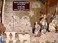 Weihnachtsmarkt Rdesheim,   Verkaufsstand Holzschnitzkunst in der Rheinstrasse, Bild 49,  Wilhelm Hermann, 29. November 1998