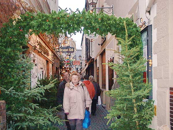 Eingang zur Drosselgasse, von der Rheinstrae aus, beim Weihnachtsmarkt Rdesheim am Rhein. Bild 01,  Wilhelm Hermann, 29. November 1998