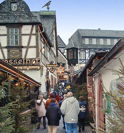 Drosselhof in der Drosselgasse beim Weihnachtsmarkt Rdesheim am Rhein. Bild 08,  Wilhelm Hermann, 29. November 1998