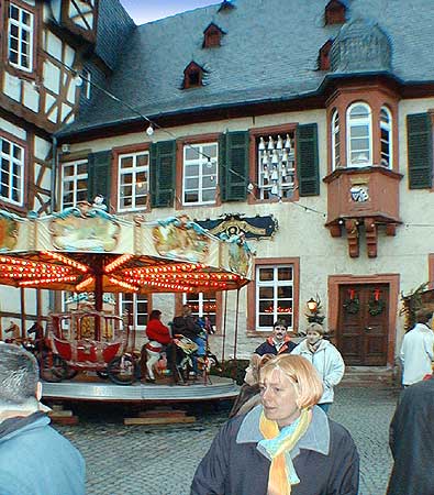Oberstrae, Brmserhof mit Siegfrieds Mechanischem Musikkabinett beim Weihnachtsmarkt Rdesheim am Rhein. Bild 14,  Wilhelm Hermann, 29. November 1998