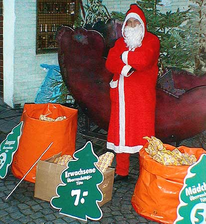 Der Weihnachtsmann verkaufte in der Oberstrae Wundertten. Weihnachtsmarkt Rdesheim am Rhein. Bild 18,  Wilhelm Hermann, 29. November 1998