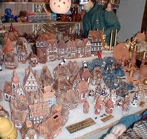 Verkaufsstand Keramikhuser auf dem Marktplatz beim Weihnachtsmarkt Rdesheim am Rhein. Bild 40,  Wilhelm Hermann, 29. November 1998