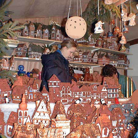 Verkaufsstand Keramikhuser auf dem Marktplatz beim Weihnachtsmarkt in Rdesheim am Rhein. Bild 41,  Wilhelm Hermann, 29. November 1998