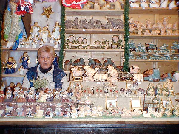 Verkaufsstand Keramikfiguren in der Rheinstrae beim Weihnachtsmarkt in Rdesheim am Rhein, Marktplatz. Bild 46,  Wilhelm Hermann, 29. November 1998