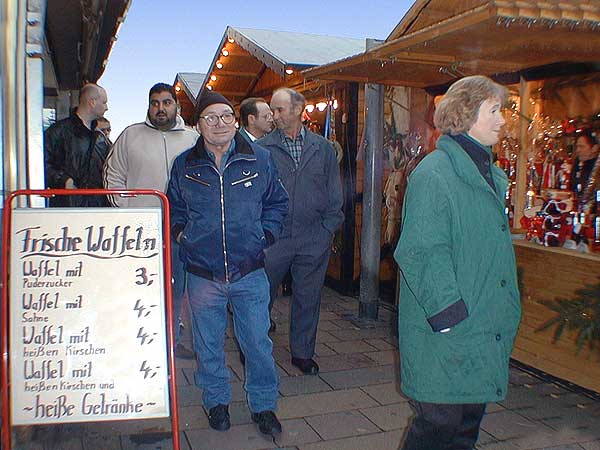 Verkaufsstnde in der Rheinstrae beim Weihnachtsmarkt in Rdesheim am Rhein. Bild 47,  Wilhelm Hermann, 29. November 1998