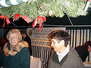 Der Lions-Club verkaufte Kaffee und Kuchen beim Weihnachtsmarkt Oberwesel, Rhein, 13.Dez. 1998, Foto 2  Wilhelm Hermann, Oberwesel