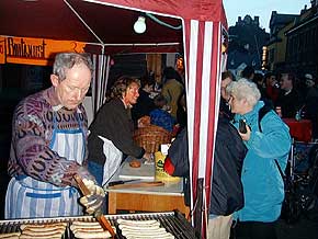 Rostbraterei Steinhauser beim Weihnachtsmarkt Oberwesel, Rhein, 13. Dez. 1998, Foto 13  Wilhelm Hermann, Oberwesel