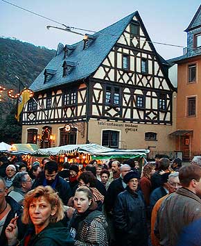 Gedrnge herrschte am Nachmittag vor dem Weinhaus Weiler auf dem Markplatz beim Weihnachtsmarkt Oberwesel, Rhein, 13. Dez. 1998, Foto 23  Wilhelm Hermann, Oberwesel