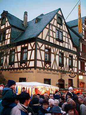 Menschenmenge vor dem Hotel Rmerkrug auf dem Marktplatz beim Weihnachtsmarkt Oberwesel, Rhein, 13. Dez. 1998, Foto 24  Wilhelm Hermann, Oberwesel