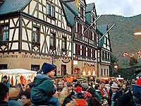 Weihnachtsmarkt in Oberwesel am Rhein, 13. Dezember 1998, Foto 25  Wilhelm Hermann, Oberwesel