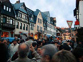 Blick in die Rathausstrae beim Weihnachtsmarkt Oberwesel, Rhein, 13. Dez. 1998, Foto 26  Wilhelm Hermann, Oberwesel