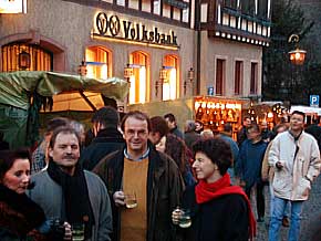 St. Goarer Brger beim Weihnachtsmarkt Oberwesel, Rhein, 13. Dez. 1998, Foto 27  Wilhelm Hermann, Oberwesel