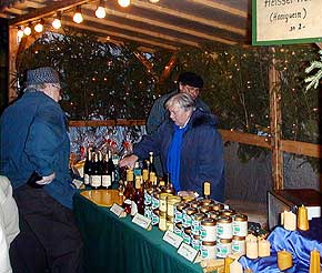 Imkerei Lambrich beim Weihnachtsmarkt Oberwesel, Rhein, 13. Dez. 1998, Foto 32  Wilhelm Hermann, Oberwesel