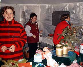Engehller Frauen verkauften Selbstgebasteltes fr einen caritativen Zweck beim Weihnachtsmarkt Oberwesel, Rhein, 13. Dez. 1998, Foto 35  Wilhelm Hermann, Oberwesel