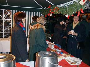 Der Lionsclub Rheingoldstrae verkaufte Kaffee und Kuchen zugunsten des Altenzentrums Oberwesel beim Weihnachtsmarkt Oberwesel, Rhein, 13. Dez. 1998, Foto 45  Wilhelm Hermann, Oberwesel