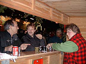 Der Glhwein am Stand von Hennemann-Busch schmeckte besonders gut. Weihnachtsmarkt Oberwesel, Rhein, 13. Dez. 1998, Foto 51  Wilhelm Hermann, Oberwesel