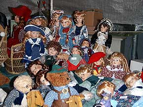 Am Puppenstand schlug das Herz vieler Mdchen hher. Weihnachtsmarkt Oberwesel, Rhein, 13. Dez. 1998, Foto 60  Wilhelm Hermann, Oberwesel