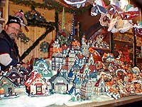 Weihnachtsmarkt Rdesheim, Verkaufsstand Keramikhuser in der Rheinstrae, Bild 45,  Wilhelm Hermann, 29. November 1998