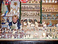 Weihnachtsmarkt Rdesheim, Verkaufsstand Keramikfiguren in der Rheinstrae, Bild 46,  Wilhelm Hermann, 29. November 1998