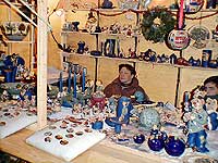 Weihnachtsmarkt Rdesheim, Verkaufsstand Keramikfiguren in der Rheinstrae, Bild 48,  Wilhelm Hermann, 29. November 1998