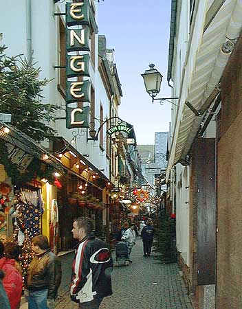 Drosseleck in der Drosselgasse beim Weihnachtsmarkt Rdesheim am Rhein. Bild 02,  Wilhelm Hermann, 29. November 1998