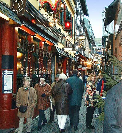 Bei Hannelore in der Drosselgasse beim Weihnachtsmarkt Rdesheim am Rhein. Bild 04,  Wilhelm Hermann, 29. November 1998