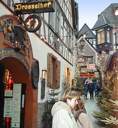 Drosselhof in der Drosselgasse beim Weihnachtsmarkt Rdesheim am Rhein. Bild 09,  Wilhelm Hermann, 29. November 1998