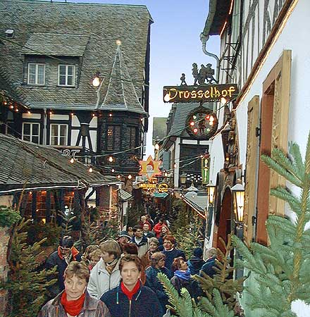 Drosselhof in der Drosselgasse beim Weihnachtsmarkt Rdesheim am Rhein. Bild 10,  Wilhelm Hermann, 29. November 1998