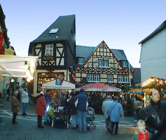 Fachwerkhuser an der Ecke Oberstrae / Marktstrae in Weihnachtsmarkt Rdesheim am Rhein. Bild 19,  Wilhelm Hermann, 29. November 1998