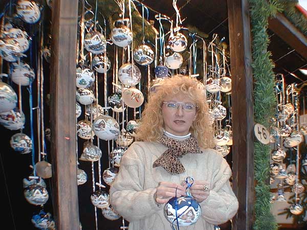 Handbemalte Weihnachtskugeln beim Weihnachtsmarkt Rdesheim am Rhein auf dem Marktplatz. Bild 37,  Wilhelm Hermann, 29. November 1998