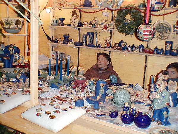 Verkaufsstand Keramikfiguren in der Rheinstrae beim Weihnachtsmarkt in Rdesheim am Rhein. Bild 48,  Wilhelm Hermann, 29. November 1998
